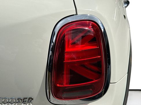 Used 2020 MINI Cooper 4-Door Hardtop w/ Storage Package image 30