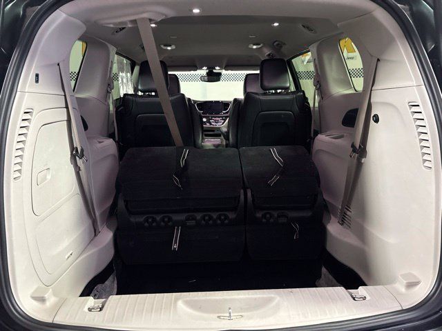 Used 2024 Chrysler Pacifica Limited FWD image 17