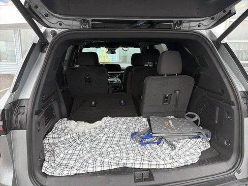 Used 2025 Chevrolet Traverse LT image 4