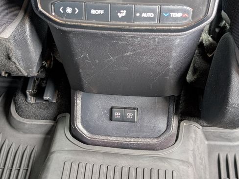 Used 2021 Toyota Highlander LE FWD image 8