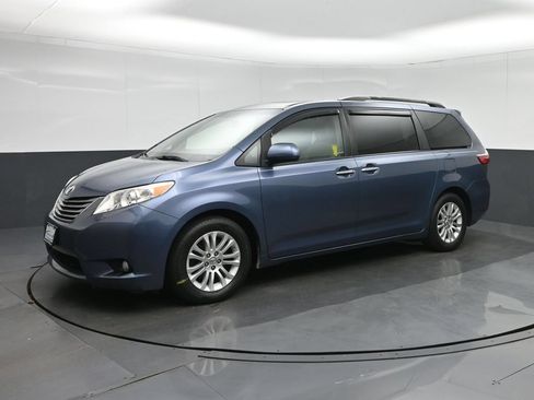 Used 2016 Toyota Sienna XLE FWD image 3