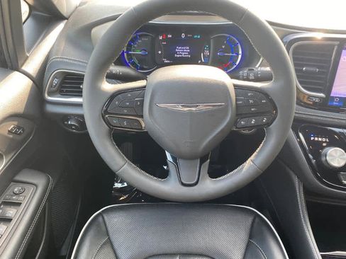 Used 2023 Chrysler Pacifica Limited w/ Uconnect Theater Family Group image 7