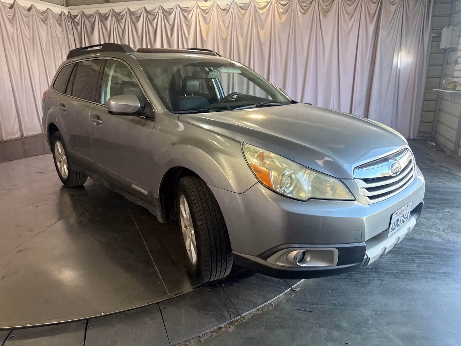 Used 2011 Subaru Outback 2.5i Limited w/ PWR Moonroof Pkg AWD/4WD image 3