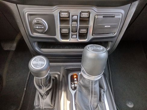 Used 2018 Jeep Wrangler Unlimited Sahara w/ Uconnect 4C Nav & Sound Group AWD/4WD image 31