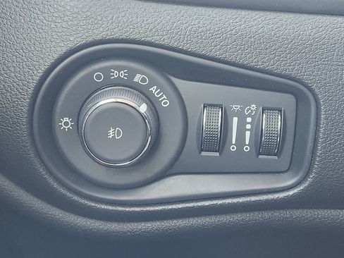 Used 2022 Jeep Renegade Limited image 23