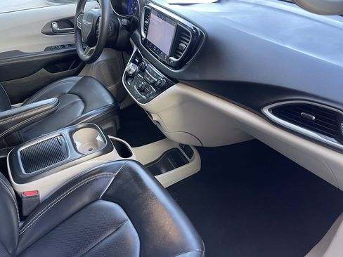 Used 2023 Chrysler Pacifica Touring-L FWD image 27