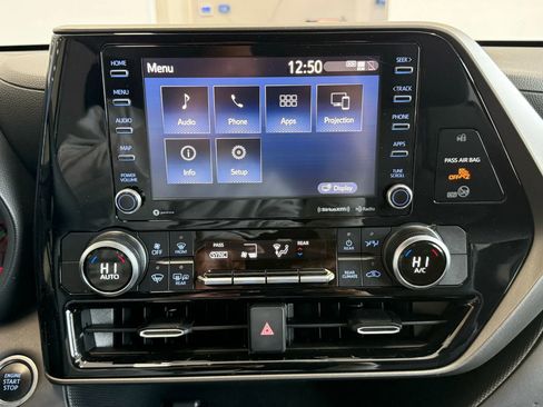 Used 2020 Toyota Highlander LE image 15