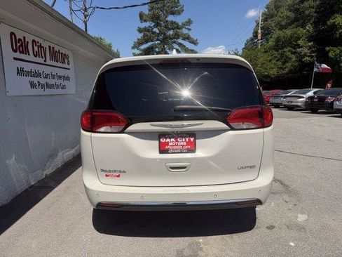 Used 2017 Chrysler Pacifica Limited w/ UConnect Theater Package FWD image 7