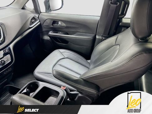 Used 2025 Chrysler Pacifica Select FWD image 25