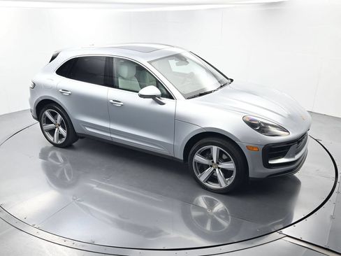 Certified 2025 Porsche Macan AWD/4WD image 44