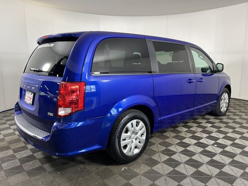 Used 2018 Dodge Grand Caravan SE w/ UConnect Hands-Free Group FWD image 5