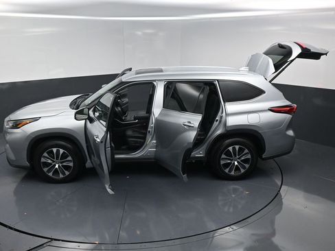 Used 2023 Toyota Highlander XLE image 27