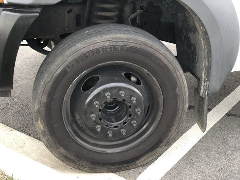 Used 2005 Ford F450 2WD Regular Cab Super Duty image 2