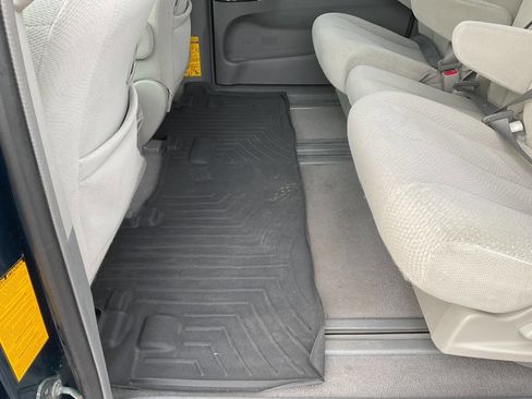 Used 2011 Toyota Sienna LE w/ Preferred Pkg FWD image 28