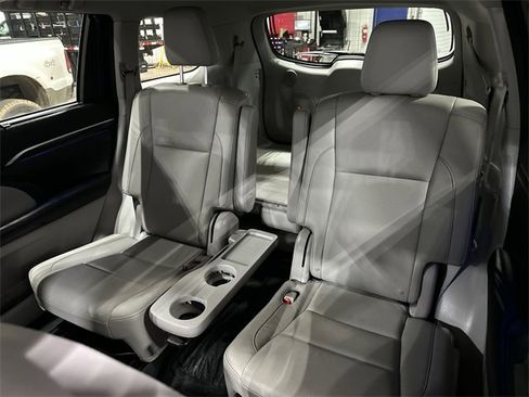Used 2016 Toyota Highlander Limited image 29