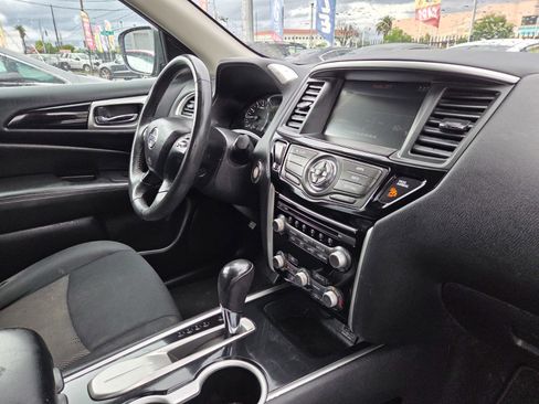 Used 2018 Nissan Pathfinder SV image 18