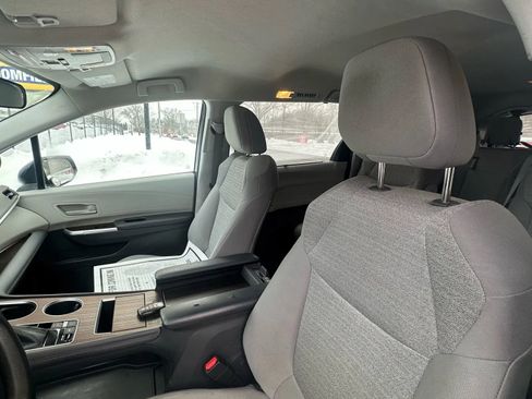 Used 2022 Toyota Sienna LE image 19
