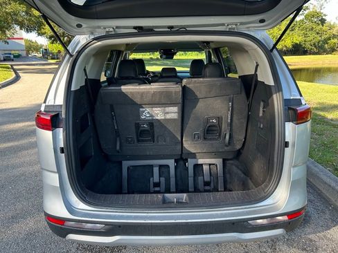 Used 2022 Kia Carnival LX FWD image 11