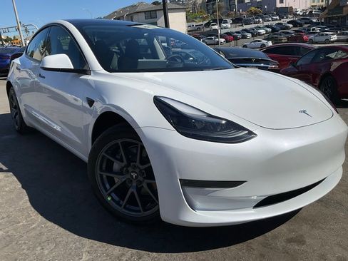 Used 2023 Tesla Model 3 Standard Range image 1