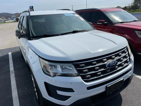 Used 2017 Ford Explorer FWD image 2