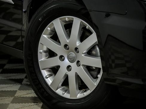 Used 2015 Chrysler Town & Country Touring w/ Driver Convenience Group FWD image 3