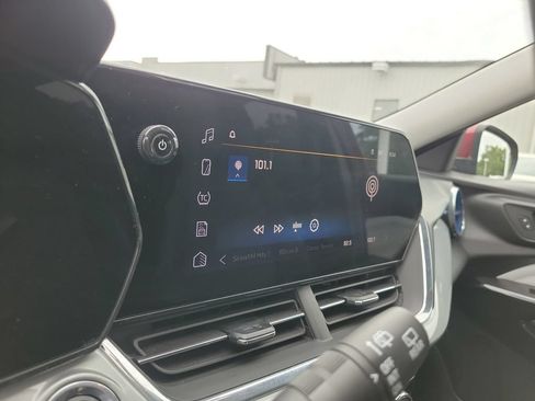 Used 2025 Chevrolet Trax LT FWD image 29