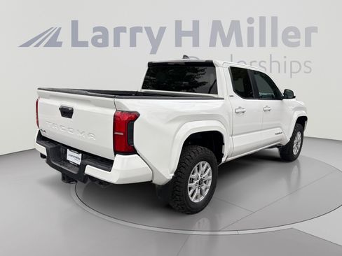 Used 2024 Toyota Tacoma SR5 AWD/4WD image 5