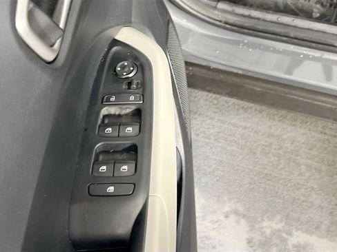 Used 2023 Hyundai Venue SEL image 17