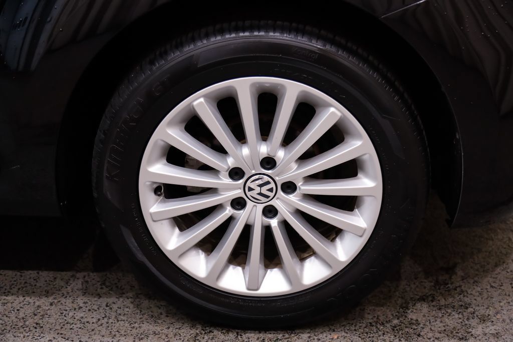 Used 2019 Volkswagen Beetle 2.0T SE FWD image 10