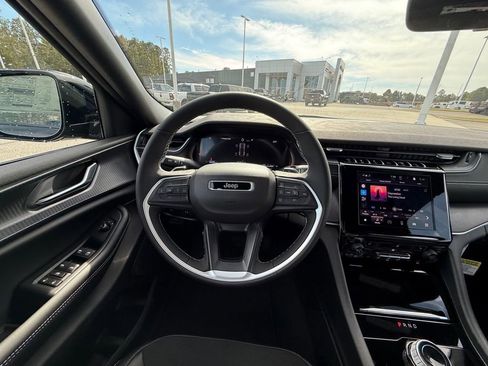 New 2025 Jeep Grand Cherokee Altitude image 14