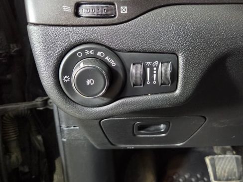 Used 2020 Jeep Cherokee Trailhawk AWD/4WD image 19