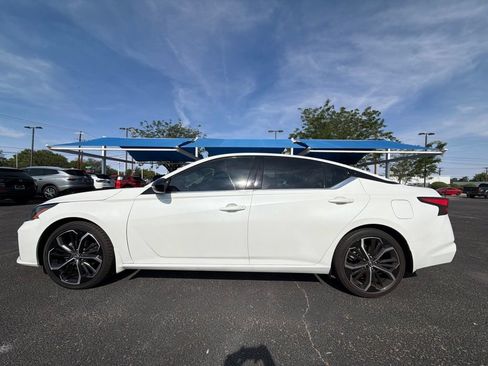 Used 2024 Nissan Altima 2.5 SR FWD image 2
