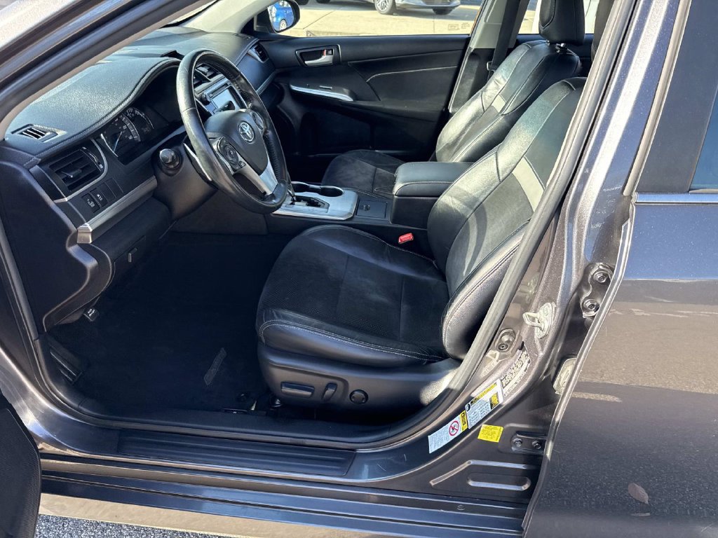Used 2014 Toyota Camry SE w/ Leather Package FWD image 18