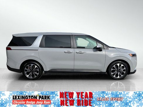 Used 2024 Kia Carnival EX image 4