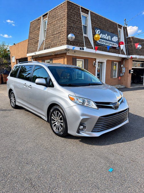 Used 2019 Toyota Sienna XLE FWD image 1