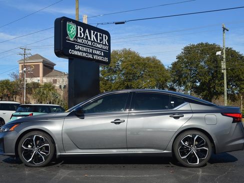 Used 2024 Nissan Altima 2.5 SR w/ SR Premium Package image 17