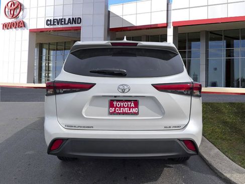Used 2023 Toyota Highlander XLE AWD/4WD image 5