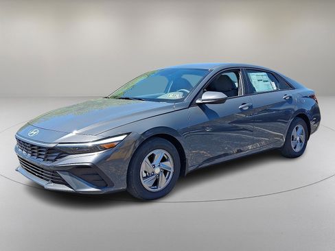 New 2025 Hyundai Elantra SE image 3