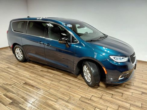 Used 2025 Chrysler Pacifica Select image 16