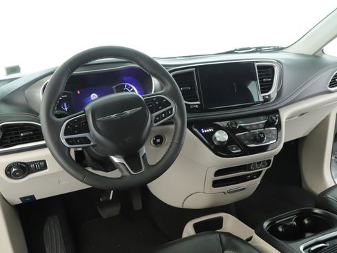 Used 2022 Chrysler Pacifica Touring-L image 2