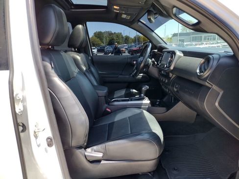 Used 2021 Toyota Tacoma TRD Sport w/ TRD Premium Sport Package AWD/4WD image 12