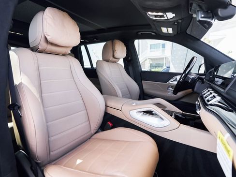 Used 2025 Mercedes-Benz GLS 580 4MATIC image 26