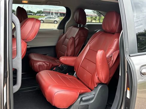 Used 2024 Toyota Sienna LE w/ LE Plus Package FWD image 9