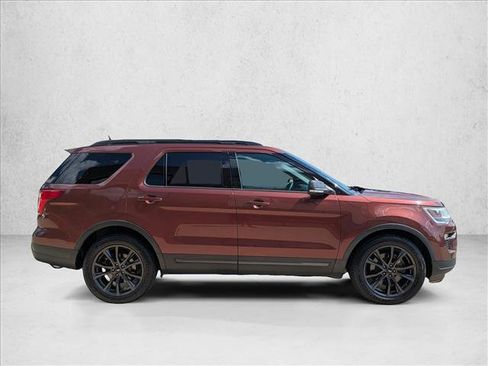 Used 2018 Ford Explorer XLT w/ Equipment Group 202A FWD image 4