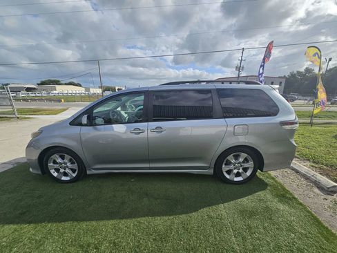 Used 2011 Toyota Sienna SE image 4