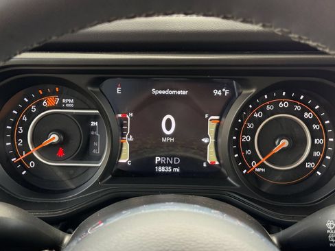 Used 2025 Jeep Wrangler Unlimited Sahara AWD/4WD image 40
