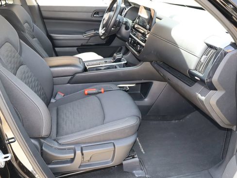 Used 2025 Nissan Pathfinder SV FWD image 17