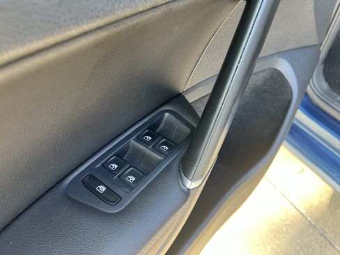 Used 2017 Volkswagen Golf 4-Door FWD image 14
