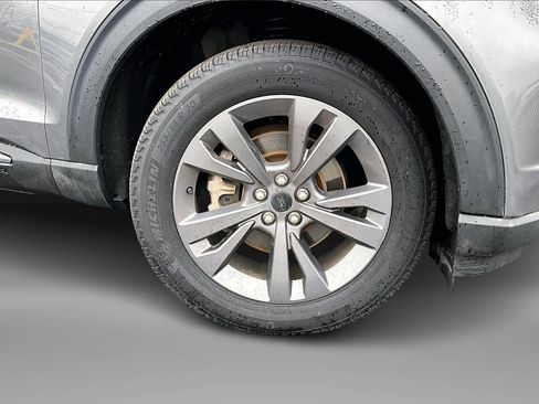 Used 2023 Ford Explorer XLT w/ Equipment Group 202A image 9