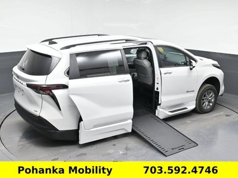 Used 2026 Toyota Sienna XLE FWD image 16